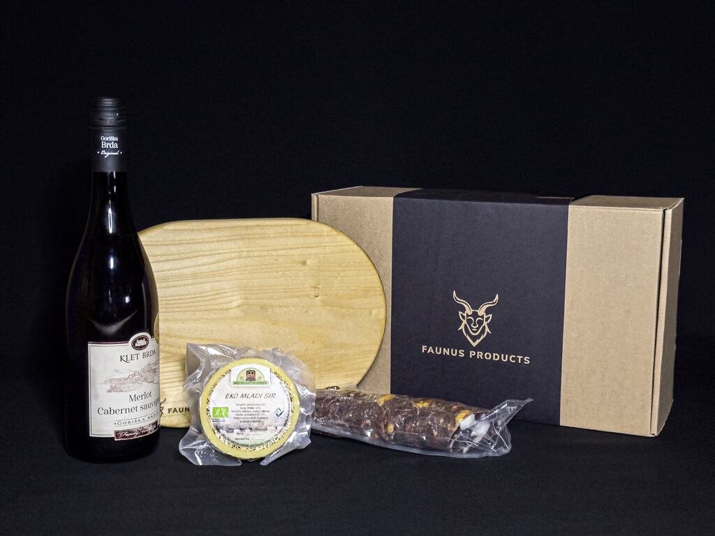 Paket Sir & mesnine z desko Alpska klasika – ovalna in darilno škatlo